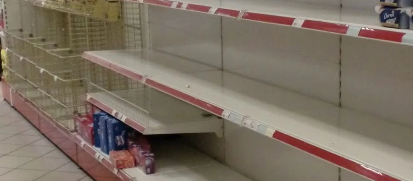 Παραβίαση των κανόνων ασφαλείας στα σούπερ μάρκετ: Μάλλον όταν είναι ο «ένας επάνω στον άλλον» ο κορωναΐός δεν κολλάει!